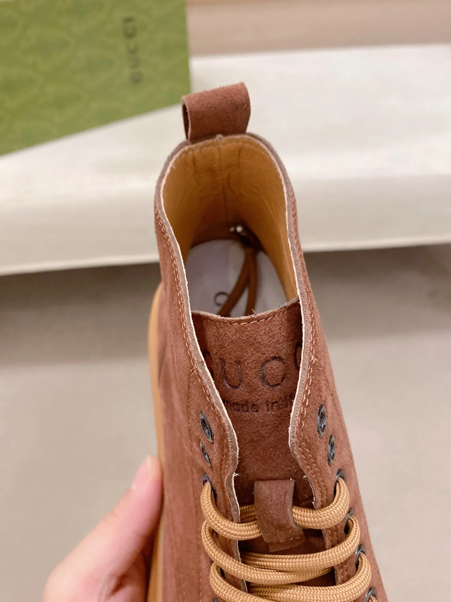 Men's shoes💰 440💰 Leather and velvet lining optional! The new high-top GUCCI counters are on the market at the same time. The new men's shoes and 😘fabric are selected from imported cowhide. The lining: leather lining and plush lining are optional. 👍🏿 High-end ☄️ air-cushion molded anti-slip rubber outsole, exquisite lines, simple and elegant, comfortable and high-end for leisure travel. Code number: 38 to 44 (45 can be customized and cannot be returned or exchanged)